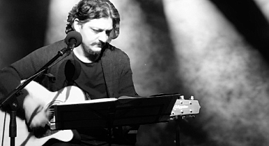 Emre Çakmakoğlu'ndan yeni tekli: Tam da Yeri