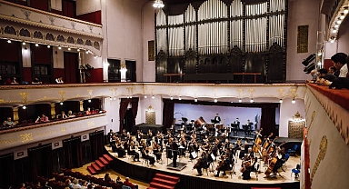 George Enescu Festivali’ne davet edilen ilk Türk orkestrası İDSO alkışlarla yurda döndü