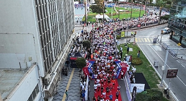 İzmir'de Uluslararası 9 Eylül İzmir Yarı Maratonu renkli görüntülere sahne oldu