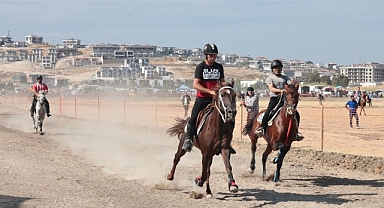 Türkiye'nin şampiyon atları Menemen'de yarıştı