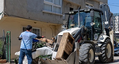 Yenişehir Belediyesi “çöp ev” niteliğindeki meskenden bir kamyon çöp çıkardı