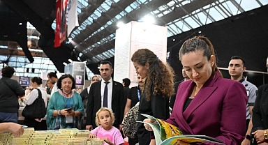 Ahmet Ümit Antalya Kitap Fuarı’nda okurlarıyla buluştu