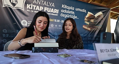 Antalya Kitap Fuarı’nda hafta sonu yoğunluğu yaşandı