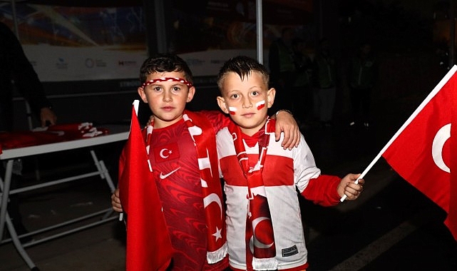 Büyükşehir'den milli maça binlerce bayrakla destek