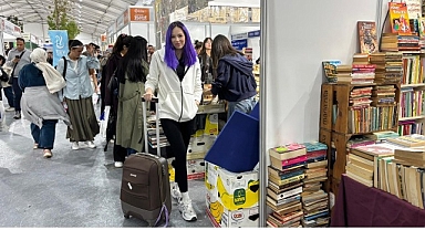 Fuardan valiz dolusu kitapla çıkıyorlar