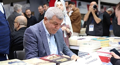 Karaosmanoğlu, Kitap Fuarı'nda kitabını imzaladı