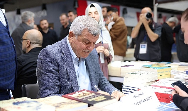 Karaosmanoğlu, Kitap Fuarı'nda kitabını imzaladı
