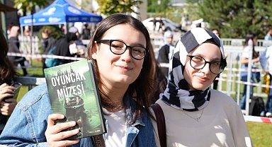 Kitap Fuarı'nda genç yazarlara yoğun ilgi