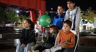 Kitap Fuarı'nda sinema keyfi sürüyor