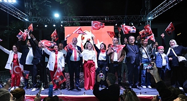 Menemen'de binler, Cumhuriyet sevgisiyle yürüdü