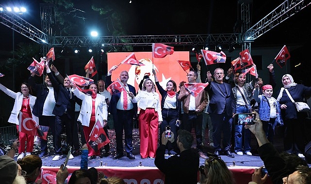 Menemen'de binler, Cumhuriyet sevgisiyle yürüdü