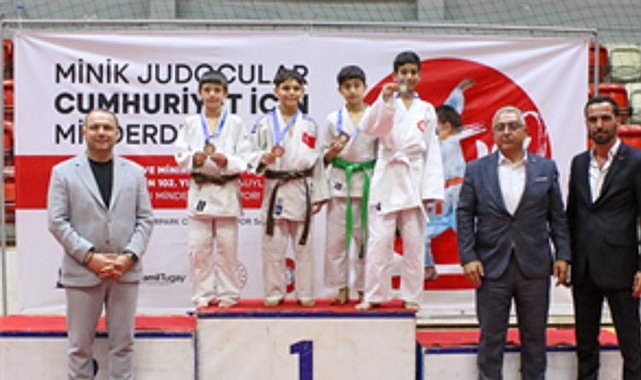 Minik sporcular Cumhuriyet için ter döktü