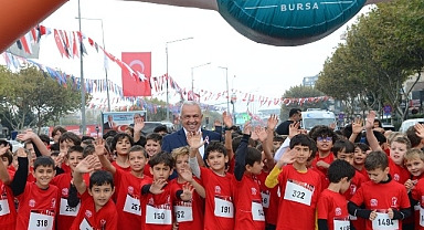 Nilüfer'de binden fazla öğrenci Cumhuriyet için koştu