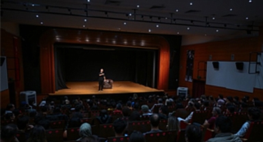 Tahsin Hasoğlu’ndan İZKİTAP’ta kahkaha dolu gece