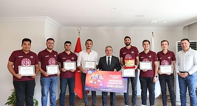 TEKNOFEST kapsamındaki yarışmalarda derece elde eden DEÜ'lü öğrenci ve akademisyenler, tebrik belgelerini DEÜ Rektörü Prof. Dr. Bayram Yılmaz'ın elinden aldı.