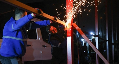 Buca Belediyesi'nden Hazine Arazisinde Kaçak Yapıya Gece Operasyonu