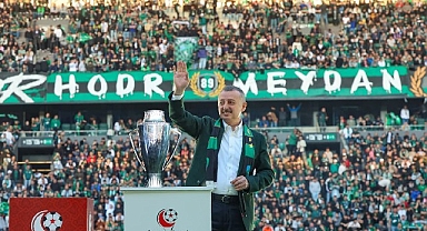 Büyükakın, hem Kocaelispor'u, hem de taraftarı kutladı