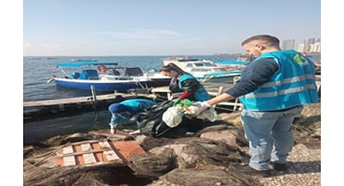 Doğaseverler Karşıyaka'da kıyı temizliği yaptı