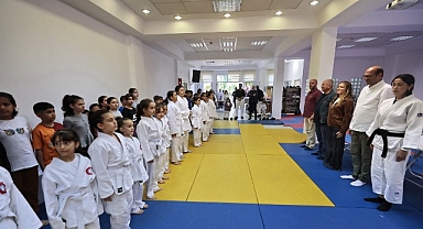 Geleceğin judocuları Konak’ta yetişiyor: Sarı kuşaklar Başkan Mutlu’dan