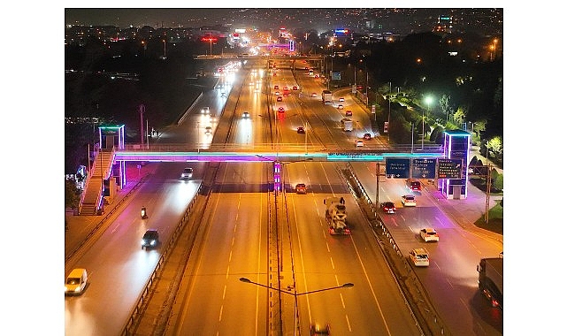 Kocaeli Bilişim Fuarı'nın renkleri üst geçitlerde