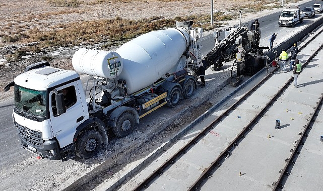 Konya Büyükşehir, Yeni Tramvay Hattı İnşaatında Trafiği Kapatmadan Örnek Bir Sistemle Beton Bariyer Yapıyor