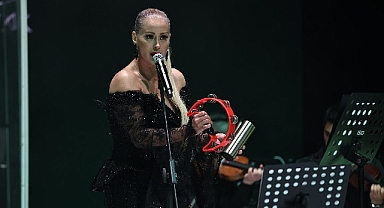 Niran Ünsal İzmir'de Sessizliği Bozdu