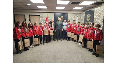 Başkan Sezer Gölcük Belediyesporlu Yüzücüleri Ağırladı