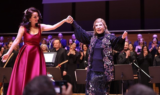 Bedia Akartürk'ten Büyükşehir korosuna yeni yıl sürprizi