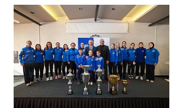 Büyükakın, Kağıtspor'un başarılı sporcularını tebrik etti