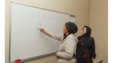 “Emojilerle konuşuyorduk, şimdi okuma yazma öğreniyoruz”