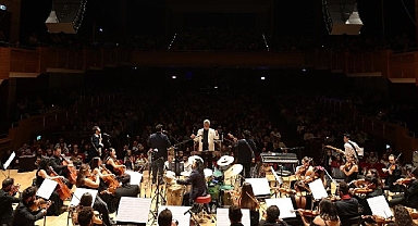 İzmir Oda Orkestrası Latin müzikleriyle dans ettirdi