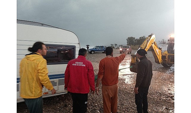 Karavanlarında mahsur kalan turistler kurtarıldı
