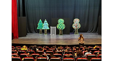 Minik Öğrenciler Başkan Çerçioğlu’nun Çalışmaları ile Tiyatroyla Buluştu