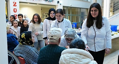 Öğrencilerden Yeni Yıl Öncesi Anlamlı Sürpriz