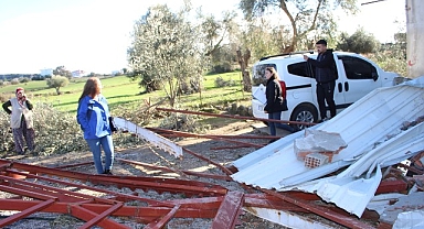 Antalya Büyükşehir Belediyesi hortumdan zarar gören vatandaşın yanında