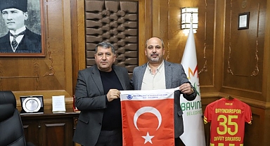 Bayındır Belediye Başkanı Davut Sakarsu, Bayındır Esnaf ve Sanatkarlar Odası Başkanı Enis Macit ve yönetim kurulu üyelerini makamında ağırladı.