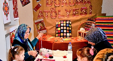 Bornova’da minik eller tezgâh başında