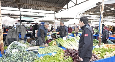 Burhaniye Belediyesi Zabıta Ekipleri Pazar Denetimlerini Sürdürüyor