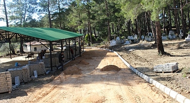 Büyükşehir’den Manavgat’ta mezarlıklarda çalışma