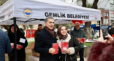 Gemlik Belediyesi’nden Türk Bayrağı Dağıtımı