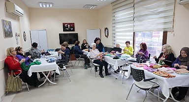 İyilik örüyor, çocukların yüreklerini ısıtıyorlar