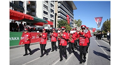 Karşıyaka sokaklarında bando şöleni