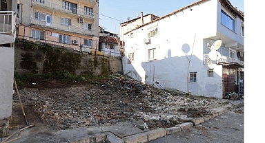 Konak’ta metruk bina yıkımları sürüyor