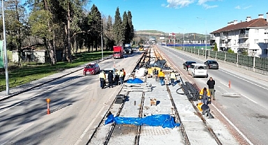 Raylar tam yol Kartepe'ye doğru döşeniyor