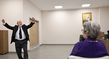 47 yıllık eşine Sevgililer Günü sürprizi yaptı