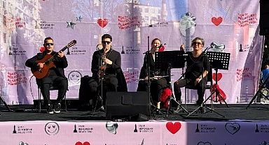 Aşkın melodileri Alsancak’ta yükseldi