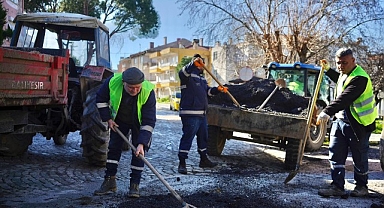 Ayvalık’ta Yol Bakım ve Onarım Çalışmaları Sürüyor