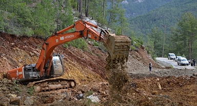  Büyükşehir Alanya'da yolları açık tutmak için gece gündüz çalışıyor
