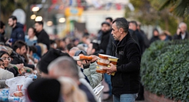 Büyükşehir iftar sofrasını bu kez Karşıyaka’da kurdu