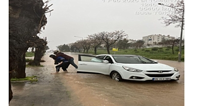 Büyükşehir’in zabıtası İzmirliyi sırtında taşıdı